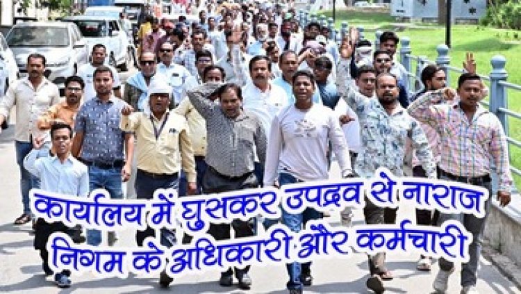 कलेक्टर के आश्वासन पर कर्मचारियों ने सुरक्षा और अपनी अन्य मांगों को लेकर काली पट्टी बांधकर काम करने का फैसला किया स्थगित
