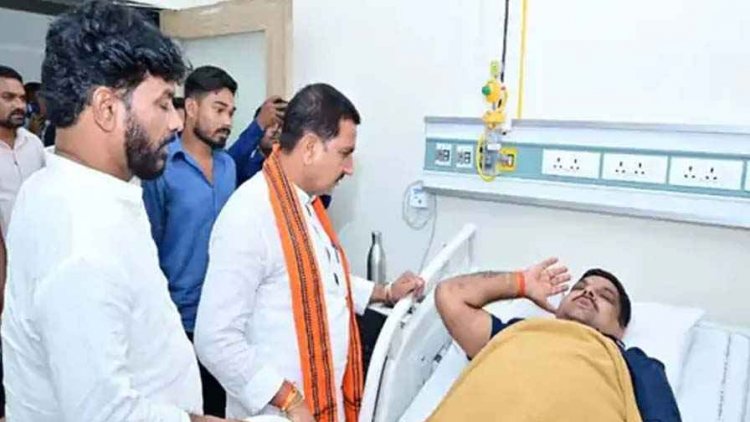 बैडमिंटन कोर्ट में चक्कर आने से गिरे बीजेपी विधायक, खेलते समय अचानक तबीयत बिगड़ी, हॉस्पिटल में भर्ती, BJP-कांग्रेस नेताओं ने की मुलाकात