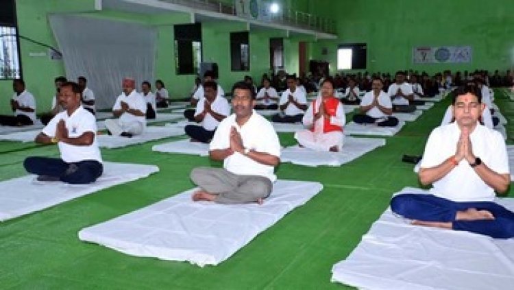 हजारों लोगों ने किया योगाभ्यास, मंत्री टंक राम वर्मा ने दिलाया स्वस्थ जीवन का संकल्प, विधायक रोहित साहू ने बढ़ाया उत्साह