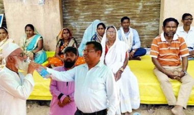 पहले मुरहा फिर अहमद बेग को मिली भूख हड़ताल के बाद अपनी जमीन, अब 70 साल की बुजुर्ग ओम बाई लगा रही न्याय की गुहार