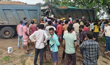 कुरुद में रेत से भरे खड़े वाहन से टकराया दूसरा हाइवा, क्लीनर की मौत, कटर से केबिन काटकर ड्राइवर को निकाला बाहर, हालत नाजुक