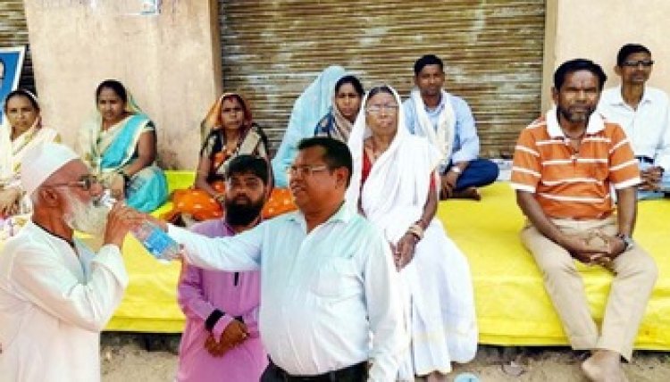 पहले मुरहा फिर अहमद बेग को मिली भूख हड़ताल के बाद अपनी जमीन, अब 70 साल की बुजुर्ग ओम बाई लगा रही न्याय की गुहार