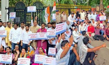 हाफ बिजली बिल योजना में कटौती के खिलाफ कांग्रेस का प्रदर्शन, CSEB मुख्यालय के सामने जमकर लगाए नारे- महिलाओं को ठगना बंद करो