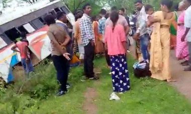 अनियंत्रित बस ने बाइक सवार 2 युवकों को मारी जोरदार टक्कर, एक युवक की मौके पर ही मौत, दूसरा गंभीर, आरोपी चालक फरार