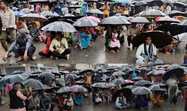 मूसलाधार बारिश के बीच ग्रामीणों का उग्र प्रदर्शन, बस स्टैंड पर चक्काजाम, इन मांगों को लेकर छाते के साथ सड़कों पर उतरे ग्रामीण