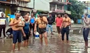 छत्तीसगढ़ में सड़क की बदहाली पर व्यापारियों ने किया अनोखा विरोध प्रदर्शन, रोड पर गड्ढों के पानी में नहाकर जताया आक्रोश