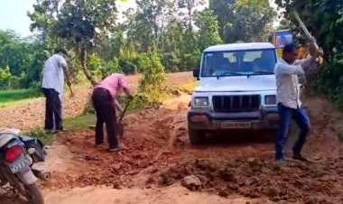 स्कुल के रास्ते पर कीचड़ और गड्ढे, शिक्षा के साथ सड़क दुरुस्ती की भी जिम्मेदारी!, गुरुजनों ने उठाया फावड़ा, प्रशासनिक तंत्र की नाकामी उजागर