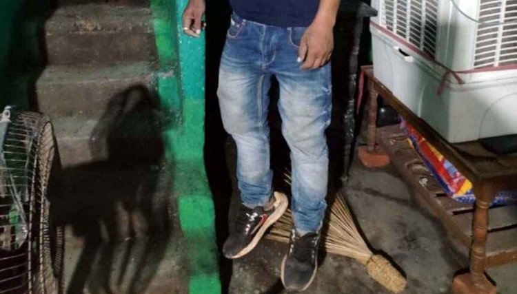 युवक ने लगाई फांसी, घर के कमरे में फंदे से लटकी मिली लाश, इलाके में फैली सनसनी, नहीं मिला सुसाइड नोट, जांच में जुटी पुलिस