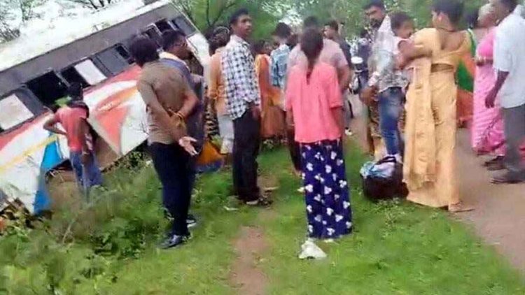 अनियंत्रित बस ने बाइक सवार 2 युवकों को मारी जोरदार टक्कर, एक युवक की मौके पर ही मौत, दूसरा गंभीर, आरोपी चालक फरार