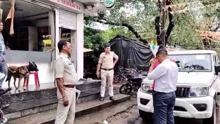 व्यापारी के घर में दिनदहाड़े घुस गए चोर, घर को अंदर से बंद कर दिया और इधर तीन दुकानों में एक साथ आराम से करते रहे चोरी, जांच में जुटी पुलिस