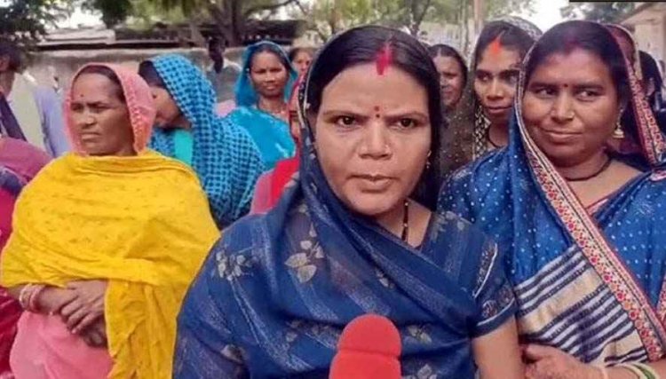 सरपंच की मनमानी और प्रशासन की निष्क्रियता के खिलाफ सैकड़ों ग्रामीणों ने किया जनपद कार्यालय का घेराव, नारेबाजी कर जताया आक्रोश