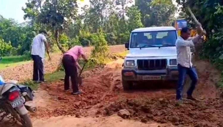 स्कुल के रास्ते पर कीचड़ और गड्ढे, शिक्षा के साथ सड़क दुरुस्ती की भी जिम्मेदारी!, गुरुजनों ने उठाया फावड़ा, प्रशासनिक तंत्र की नाकामी उजागर