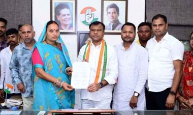 तुमगांव से रायपुर तक इंसाफ की गुहार, नगर पंचायत अध्यक्ष बलरामकांत साहू की गिरफ्तारी पर गरजे परिजन और समर्थक, कांग्रेस को सौंपा ज्ञापन