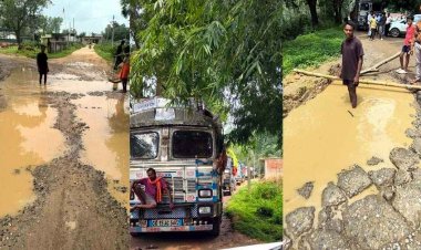टूटी सड़क में पानी भरे गड्ढे उस पर बड़ी गाड़ियों के आवागमन से ग्रामीणों का फूटा गुस्सा, चक्का जाम, लगी गाड़ियों की लंबी कतार, मिला आश्वासन