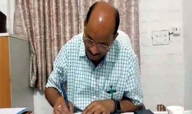 ड्रेस वितरण में गड़बड़ी, छात्रों की गलत जानकारी देने पर एक्शन, DEO पर गिरी गाज, रिटायर से चार महीने पहले जिला शिक्षा अधिकारी सस्पेंड