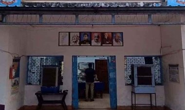 घर से आ रही थी तेज बदबू, ग्रामीणों ने दी पुलिस को खबर, दरवाज़ा खुला तो लोग रह गए दंग, धेड़ व्यक्ति की लाश मिलने से मचा हड़कंप