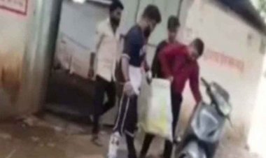 शासकीय मदिरा दुकान का वीडियो वायरल, आबकारी विभाग पर उठे सवाल, बोरियो में भरकर कोचिए ले जा रहे शराब, कैमरे में हुए कैद