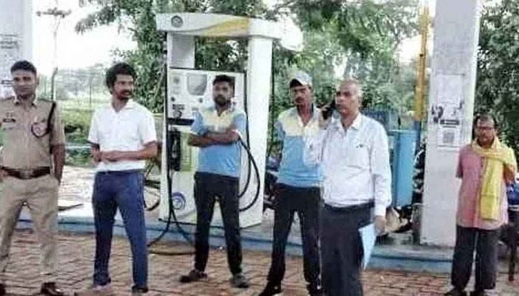 नियम तोड़ने पर कलेक्टर ने की बड़ी कार्रवाई, बिना हेलमेट फ्यूल देना पड़ा महंगा,  पेट्रोल पंप सील, संचालकों में मचा हड़कंप, CCTV से खुला राज