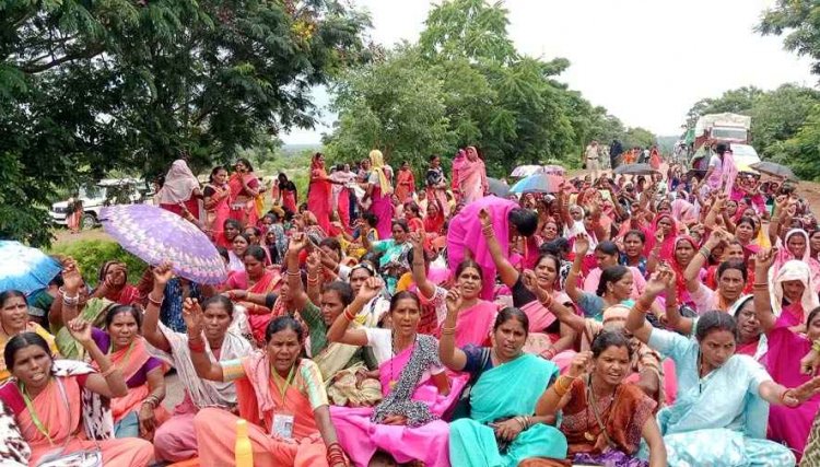 रायपुर जा रही मितानिनों को रोकने पर फूटा गुस्सा, फिंगेश्वर-पांडुका-राजिम-छुरा-रायगढ़ की सड़क पर चक्काजाम कर किया उग्र आंदोलन