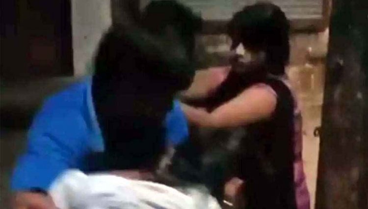 छोटा झगड़ा बना बड़ी लड़ाई, गणेश पंडाल के बाहर 8 से 10 साल के दो बच्चों में हुआ विवाद, दो पक्षों में मारपीट का Video आया सामने