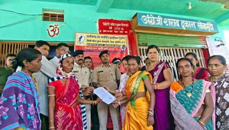 शराब दुकान हटाने महिला-पुरुषों ने दुकान के आगे दिया धरना, चूल्हा चौंका लेकर बैठी महिलाएं, शराब लेने आए ग्राहकों को पिलाया शरबत