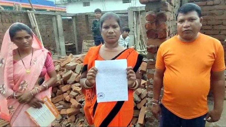 गरीब आदिवासी परिवार का सामाजिक बहिष्कार, प्रधानमंत्री आवास तोड़ा गया, प्रशासन की जल्दबाजी और लापरवाही पर उठ रहे गंभीर सवाल