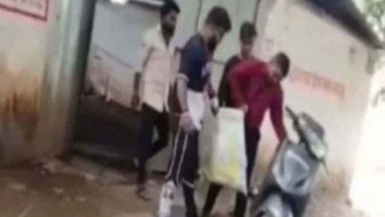 शासकीय मदिरा दुकान का वीडियो वायरल, आबकारी विभाग पर उठे सवाल, बोरियो में भरकर कोचिए ले जा रहे शराब, कैमरे में हुए कैद