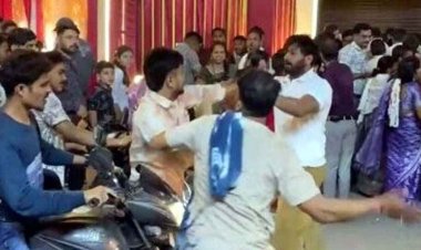 दुर्गा पंडाल के बाहर मारपीट, श्रद्धालुओं के बीच मची भगदड़, सोशल मीडिया में वीडियो वायरल, शहर की सुरक्षा व्यवस्था पर उठ रहे सवाल