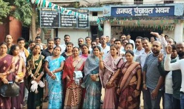 पंचायत कार्यों में नेताओं-ठेकेदारों के दखल से परेशान जनपद के 107 सरपंचो ने किया प्रदर्शन, छह माह से रुका 15वां वित्त, मानदेय बढ़ाने की भी मांग