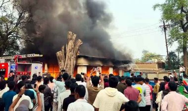 पंडरी कपड़ा मार्केट की दुकान में लगी आग, मची अफरा-तफरी, इधर कचरा कलेक्शन सेंटर में भीषण अग्निकांड, गौशाला इलाके में मचा हड़कंप