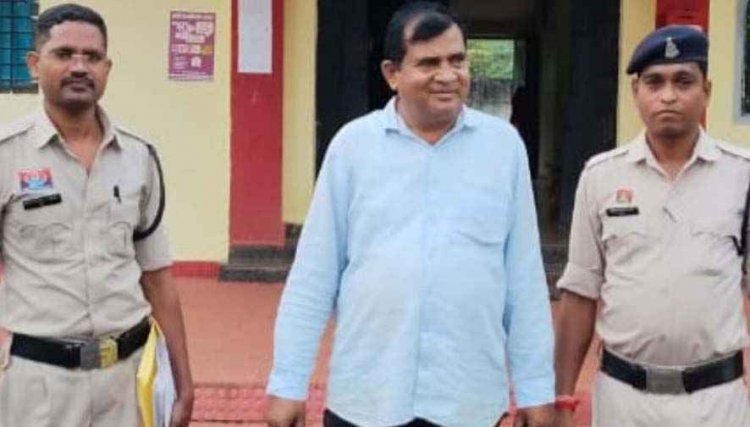 सरकारी स्कूल से 10 पेटी अवैध शराब और रेक्टिफाइड स्पिरिट बरामद, जांच में जुटी पुलिस, इधर अवैध उत्खनन करते हुए डोजर (ट्रैक्टर) जब्त