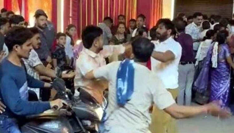 दुर्गा पंडाल के बाहर मारपीट, श्रद्धालुओं के बीच मची भगदड़, सोशल मीडिया में वीडियो वायरल, शहर की सुरक्षा व्यवस्था पर उठ रहे सवाल