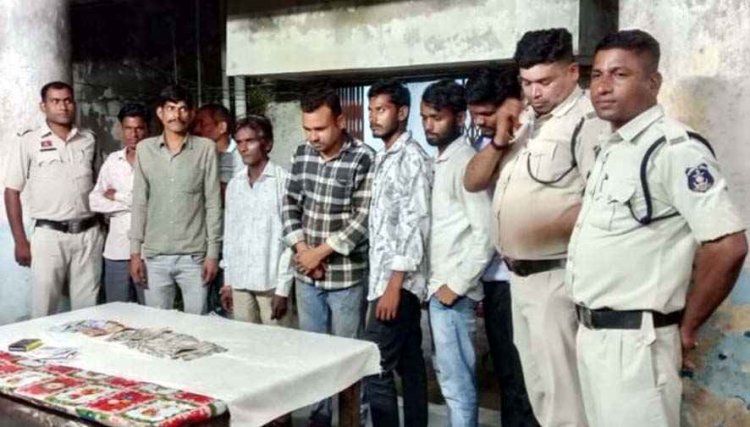 दीवाली से पहले आरंग पुलिस की बड़ी कार्रवाई, 52 परियों संग इश्क लड़ा रहे 8 जुआरी गिरफ्तार, 20 हजार कैश जब्त, मचा हडकंप