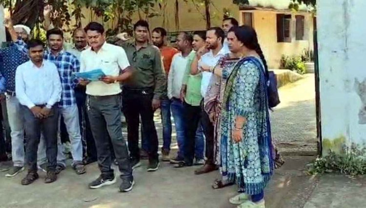 13 साल से ऑफिस में अटैच कर्मचारी को हटाने की मांग पर अड़ा कृषि अधिकारी संघ, अभद्र व्यवहार और मानसिक प्रताड़ना का आरोप