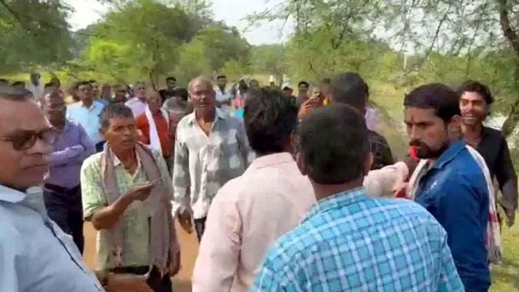 धमतरी में शव दफनाने को लेकर ग्रामीणों का विरोध, तीन घंटे तक नहीं करने दिया अंतिम संस्कार, ग्रामीण- पहले रीति-रिवाज मानो, फिर दफन करो