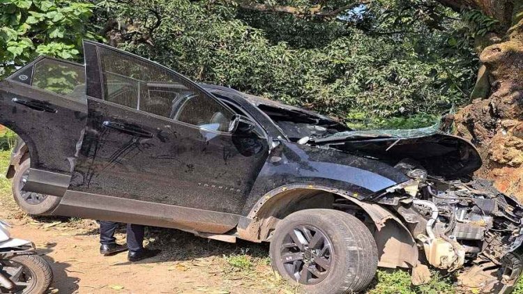 पेड़ से टकराई तेज रफ्तार कार, कारोबारी के बेटे की मौत, तीन घायल, एंबुलेंस के लिए घायलों को करना पड़ा घंटों इंतजार, लोगों में भारी आक्रोश