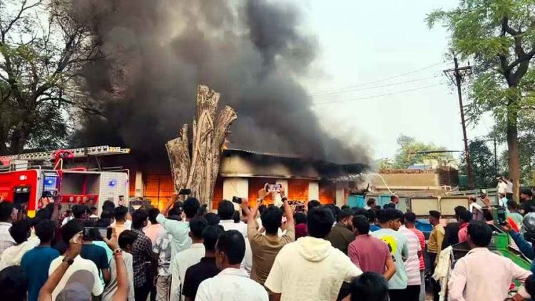 पंडरी कपड़ा मार्केट की दुकान में लगी आग, मची अफरा-तफरी, इधर कचरा कलेक्शन सेंटर में भीषण अग्निकांड, गौशाला इलाके में मचा हड़कंप