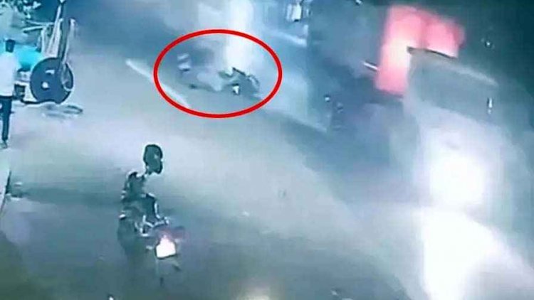 तेज रफ्तार ट्रेलर ने दो बाइक को मारी जोरदार ठोकर, छह घायल, टक्कर के बाद हवा में उछले युवक, सीसीटीवी फुटेज में हादसा कैद, जांच जारी