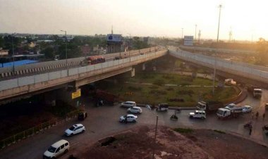 मोबाइल पर बात कर रहे युवक को रांग साइड से आ रहे ट्रक ने कुचला, इधर दूध बेचने निकले युवक की मौत, आक्रोशित लोगों ने किया चक्काजाम