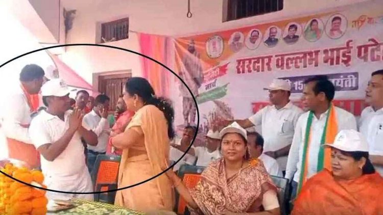 बीजेपी नेत्री को मंच में आया गुस्सा, हाथ जोड़े बीजेपी नेता, BJP के यूनिटी मार्च कार्यक्रम में ही नहीं दिखी यूनिटी, मंच पर कुर्सी को लेकर मचा बवाल