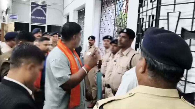 आशुतोष चैतन्य महाराज की गिरफ्तारी के दौरान कोर्ट में भारी विवाद, दो पक्षों में जबरदस्त मारपीट, अदालत का गेट बंद करने का प्रयास