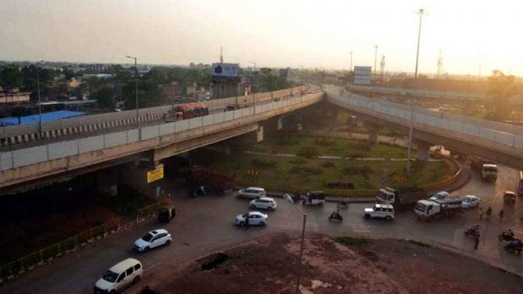 मोबाइल पर बात कर रहे युवक को रांग साइड से आ रहे ट्रक ने कुचला, इधर दूध बेचने निकले युवक की मौत, आक्रोशित लोगों ने किया चक्काजाम