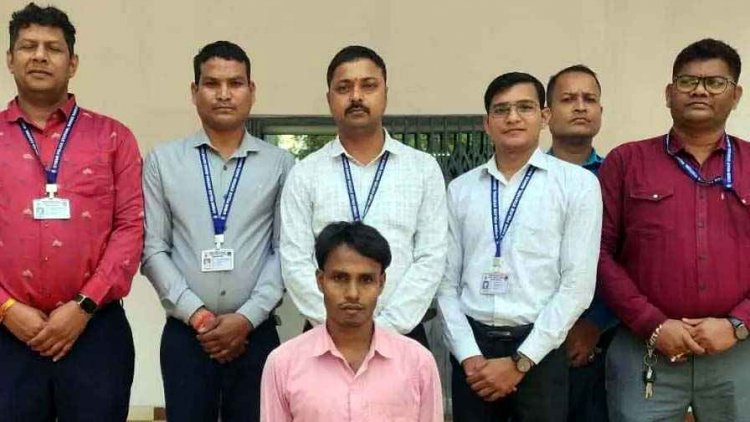 ATM कार्ड बनाने का झांसा देकर ठगी, गूगल सर्च से मिला फर्जी नंबर, ऐप इंस्टॉल कराकर उड़ाए 8 लाख रुपये, आरोपी  गिरफ्तार, पूछताछ जारी