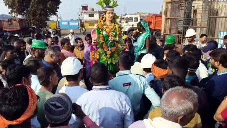 छत्तीसगढ़ महतारी की मूर्ति हटाने पर बवाल, किसानों का फूटा गुस्सा, लगाने नेशनल हाइवे पहुंचे किसान मोर्चा सदस्य, 6 लोग गिरफ्तार