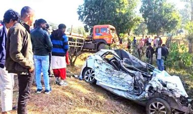 कार-ट्रेलर की आमने-सामने जोरदार टक्कर, मेला देखकर लौट रहे 5 दोस्तों की मौत, कार के उड़े परखच्चे, चालक और क्लीनर दोनों फरार