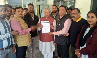 मोदी की गारंटी के तहत सहायक शिक्षकों की वेतन विसंगति एवं क्रमोन्नति की मांग, विधायकों को सौंपा ज्ञापन, दी आंदोलन की चेतावनी