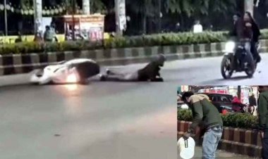 पिकअप की लापरवाही सड़क पर गिरा ऑयल, सड़कों पर हादसों का खेल शुरु, आधा दर्जन हादसों से दहला शहर, लोगों ने डाली रेत