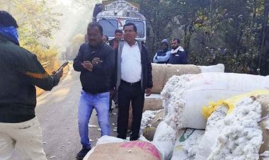 रात के अंधेरे और कड़कड़ाती ठंड में प्रशासन बना सहारा, ट्रक पलटते ही मौके पर पहुंचे एसडीएम मरकाम, समय रहते खुला हाईवे, राहत में बदली परेशानी