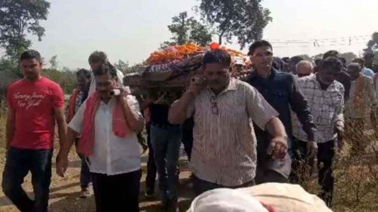 मां के अंतिम संस्कार में शामिल हुए जोहार पार्टी प्रमुख अमित बघेल, अदालत से स्पेशल परमिशन मिलने के बाद पहुंचे गृहग्राम, बड़ी तादाद में लोग मौजूद