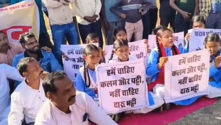 स्कूली छात्राओं ने तख्तियां लेकर लगाए नारे- “हमें चाहिए कलम व पट्टी, नहीं चाहिए दारु भट्टी”, सरकारी शराब दुकान के खिलाफ ग्रामीणों ने जताया आक्रोश